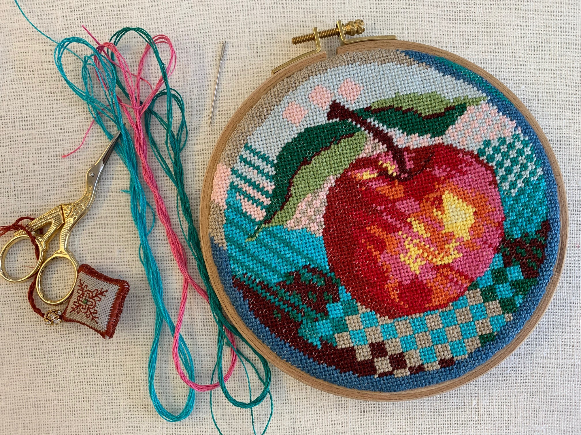 Sy et Gråstenæble i Petit-point